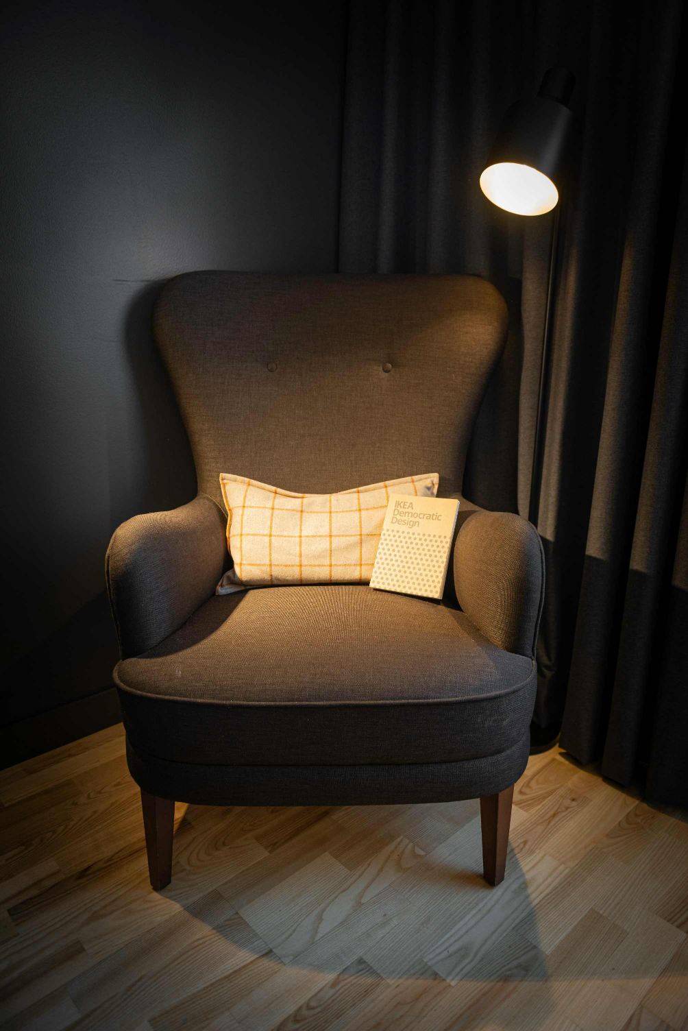 Fauteuil gris avec coussin décoratif